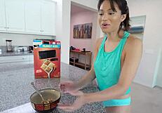 Kakak Tiri Ngentot Adik Remaja Keras di Pantat