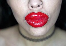 Bimbo met felle lippenstift zuigt pik in wilde fetish scène, geile lippen werken hard