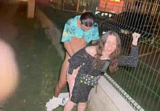 वह मेरे मॉन्स्टर लंड पर राइड करती है स्ट्रीट पर बड़े अस्स के साथ