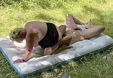 Házas szőke lenyeli a spermát intenzív anál szex után kamban. Szűk segge mindent bevesz.