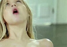 Wow! Lilla blondinen Coco Lovelock fingerknullad av bystiga Charly Summer!