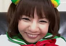 Kostümierte Japanerin macht ihren rasierten Körper bereit für Anal- und Blowjob-Action