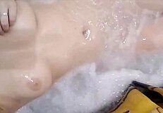 Pacar Saya, Cewek Rusia Panas, Nikmati Mandi Santai