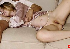 Styvmamma och styvson delar soffa, kommer för nära ikväll