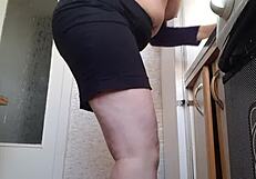 Vanhempi nainen, joka ei ole naissut kymmeneen vuoteen, sai strapon-naidun ja kumitettiin viisi kertaa kuudessa minuutissa - lesbo-illuusiotyt�t