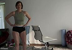 Hej, hočeš videti babico, ki se razteza v tesnih joga hlačah?