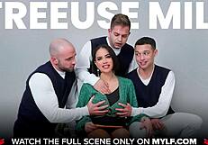 E aí, meu melhor amigo mete forte no cu apertado da minha madrasta