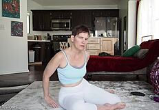 Raztezanje v oprijetih joga hlačah razkrije gladko kameljo tačko za divjo milf akcijo!