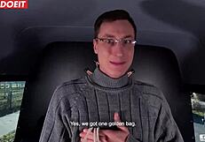 Alman Büyük Kalçalı Genç Kim Davis'le Bums-Bus'ta Sert Pompalanmak İstiyor