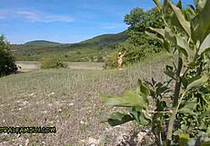 嘿Sofia Lee，想在海滩上用那些大奶疯狂肛交吗？