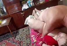 Мащеха курва смуче и чука здраво в лудо леглово действие. Не пропускайте как й подскачат дебелите цици!