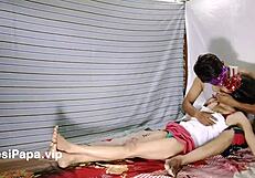 Paras desi intialainen kyläpariskunta keskiyön intensiivinen intiimi hetki