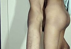 Индијска сеоска жена се нагиње за жестоки догги свог мужа