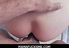 Milf stepmom tatuată tânjește după creampie pentru sarcină