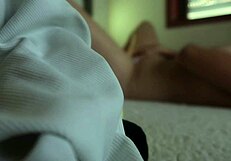 Cam cachée surprend ma demi-sœur en train de se masturber seule