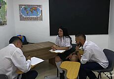 ये स्टूडेंट्स नर्ड को पास करने के लिए वाइल्ड सेक्स से लुभाते हैं