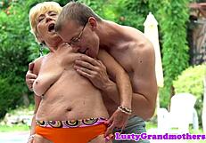 Okrogla Amaterska Babica Nabita v Bližnjem Posnetku Misijonarja