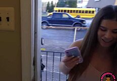 كيف تتعامل ليكسي نيكول سكارليت مع زب أسود عملاق في الكس والحلق؟