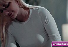 섹시한 흥분한 레즈비언 블론드 Lena Paul과 Sinn Sage가 젖 마사지하며 보지 핥아 클로즈업