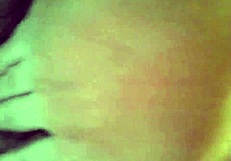 Жена кончает мощным сквиртом в горячей сцене