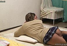 なぜ藤本しおんがスカートの下で脚を開くの？