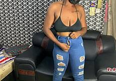 זונה בג'ינס קרועים מזיינת את השליח