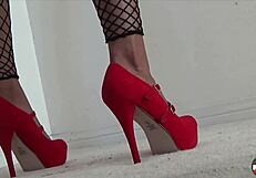 Алура Джен, агент по недвижими имоти, се среща с клиенти за тежка сесия на чукане.