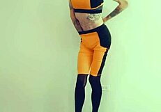 Transseksualna gwiazda klęczy w pończochach i bieliźnie, chciwie obciągając kutasa na wywiadzie