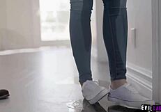 Oh Hayır! Genç Kendra Spade Şok İşeme Kazasında Islanıyor