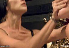 Lesdom monja azota a alumnas sexys