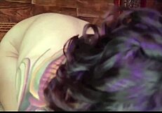 Sora mea excitată cu păr pubian mare se dezlănțuie din nou. Nu pot să nu mă uit.