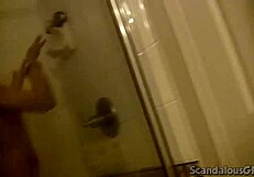 भरी हुई छाती वाली शॉवर बेब की गीली चूत चाटी जाती है गर्म फोरप्ले सेशन में