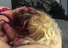 لا أشبع من دايزي تخنق على زبي الكبير، تبلع كل سنتيمتر كمحترفة.