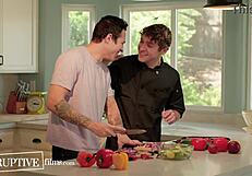 شباب جامعي يحولون درس طبخ إلى زب أول مثلي جامح