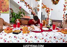 Уау, късметлия чука възбудени червенокоси доведени сестри Ариета Адамс и Чери Фей в горещ секс!