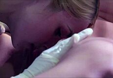 Sestra Casey Calvert žere pacientku Whitney Wright v nemocniční lesbické extázi