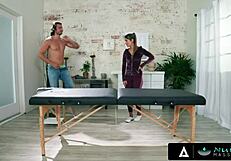 Καυλωμένη Λεσβία Μασέρ Paige Owens Καβαλάει Πούτσο Πρώτη Φορά σε Nuru Μασάζ