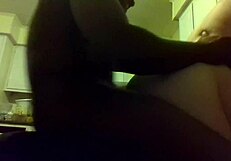 أنا وصديقتي في المطبخ جاهزون للنيك، نزع ملابس ونيك مؤخرتها الكبيرة.