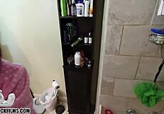 Stiefzoon verleidt stiefmoeder Jane Cane tot intieme handjob in bad