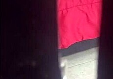 लुभावनी मिल्फ टिट्स और जंगली ऑर्गेज्म के साथ टीज़ करती है