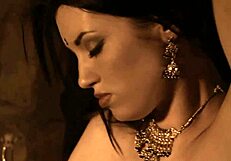 Çıplak günahkâr güzellik India cesurca striptiz yapıyor, kıyafetlerini yırtarak soyunuyor ve tahrik ediyor