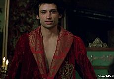 Delphine Zentout v Farinelli 1994, retro zgodba zapeljevanja se odvija