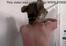 Bettie Hayward zralá MILF ve sprše s mokrou kundičkou a velkými prsy zblízka