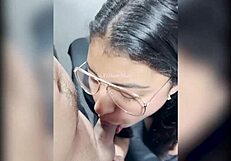 Primeiro boquete de novinhas amadoras termina com gozada farta na cara