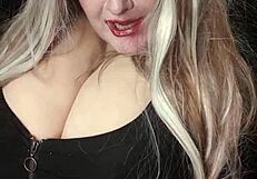 Susi como dama elegante insinúa juego con juguetes con sus curvas