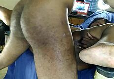 Latina-mummo hoitaa BBC:n isolla pyllyllä GILF alasti