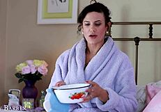 Фетиш с Подгузниками Ставка Становится Непослушной с Шлепками Мачехи