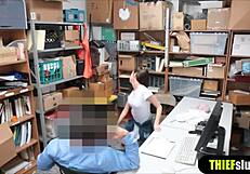 可爱棕发小偷被肮脏警察狠狠惩罚