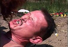 Horký starý muž šuká svoju nevlastnú mamu.