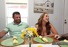 Madrastra MILF cachonda roba polla grande en su día especial